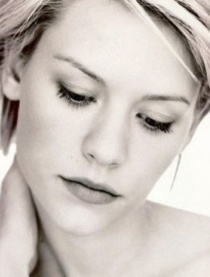 克莱尔·丹尼斯